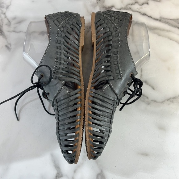 Very Volatile LA Flat Shoes Womens size 9 Gray Woven Leather Pointed Toe Lace up - Picture 3 of 10